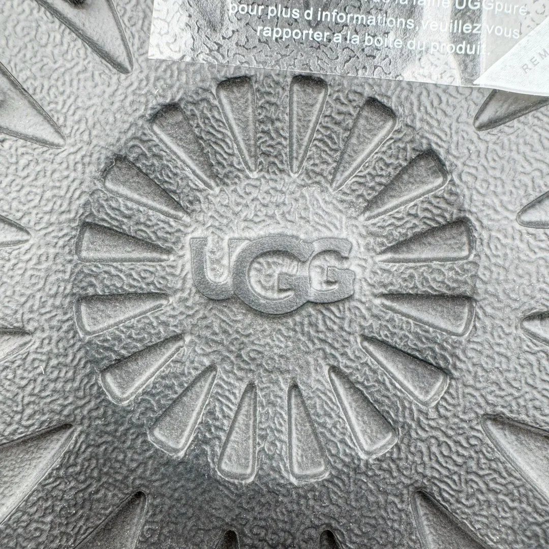 Pick up locally 💰520 UGG 5092 Classic autumn and winter sheepskin and fur integrated snow boots. All shoes are made of ZP. Longfeng A-grade Australian imported sheepskin and fur integrated brand OEM production line. Fully follow the ZP process. OEM original pattern maker. Adhering to the principle of no original shoe development and selection. Pay attention to every detail. The most authentic version on the market. TREADLITE "Light Wing" technology outsole. Light/durable/flexible/pile size: 35 36 37 38 39 40 Coding: by2936070